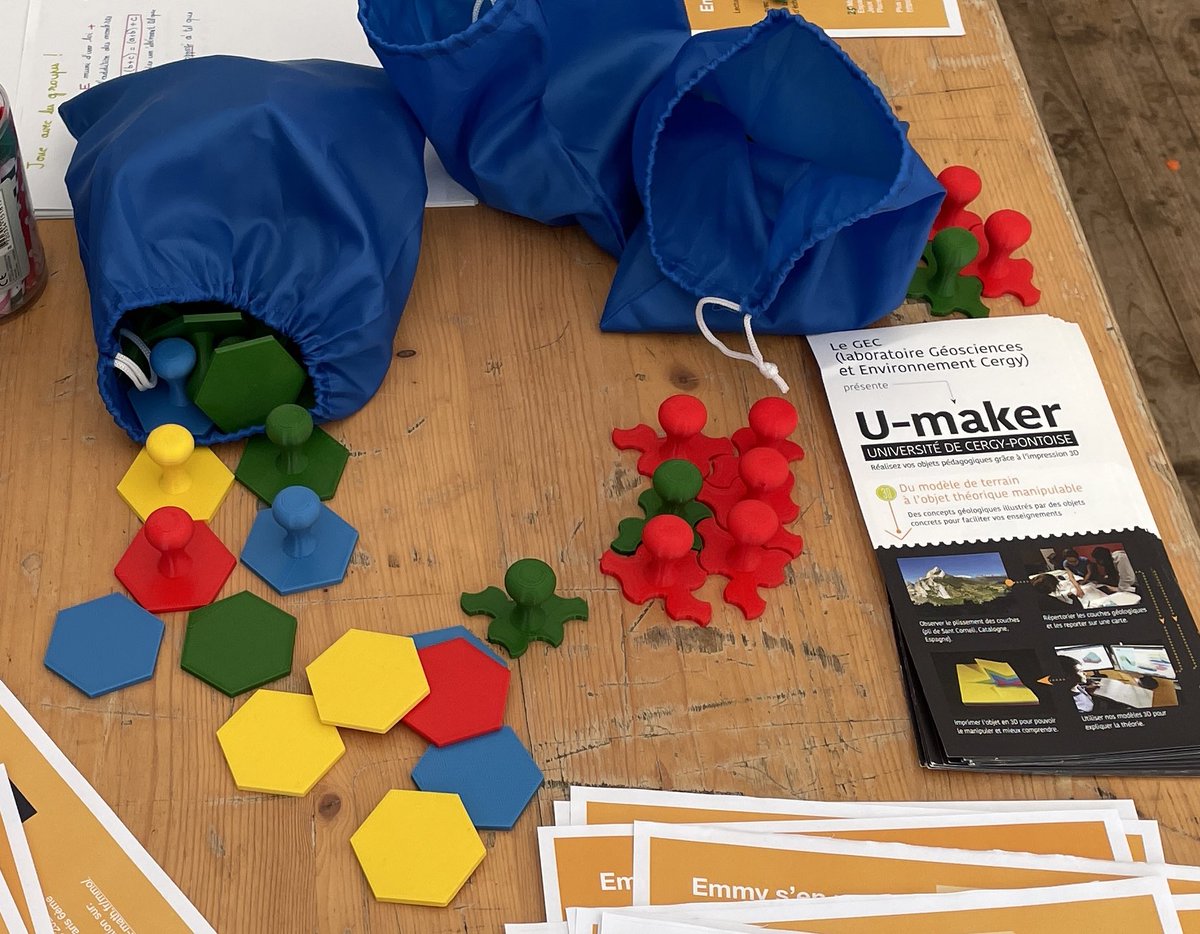 Coni777's tweet photo. The U-maker of the @lab_gec of @UniversiteCergy made me some tilings with handles for the @salonmaths . This is so that people with restricted hand mobility can better manipulate the pieces. The result is great! #3dprinting #maths #tilings #inclusion https://t.co/TDgBTx4eZ6