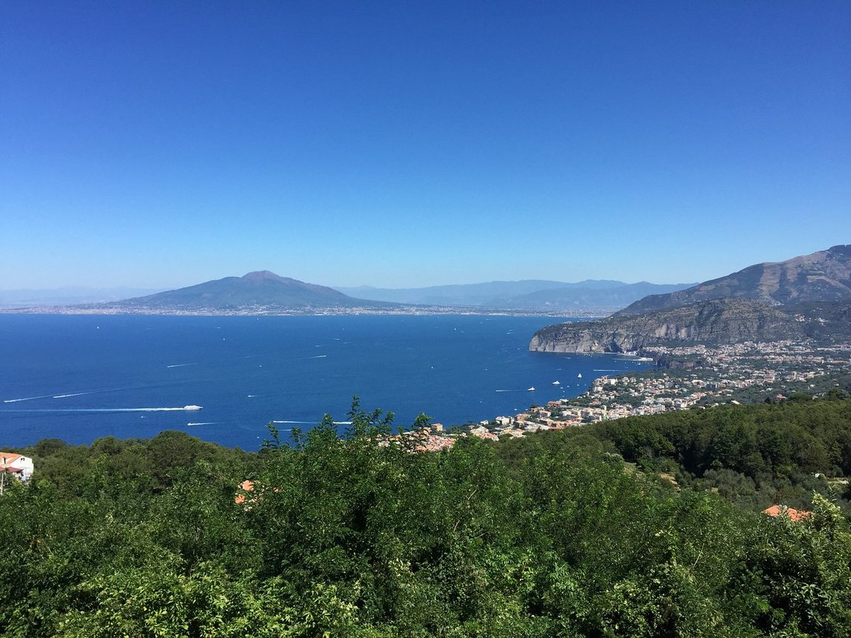 Da Sant'Agata sui Due Golfi, frazione di Massa Lubrense, è possibile osservare il panorama appunto dei due Golfi, quello di Napoli e di Salerno.