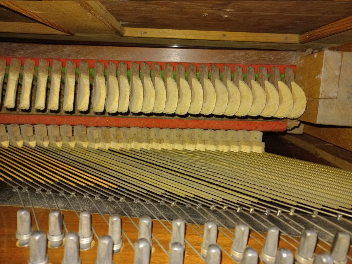 Beetje verdrietig. Niemand wil mijn moeders oude Lipp piano. Ooit gekocht bij muziekwinkel Ganzevoort in Leeuwarden, blijkt er nu geen vraag meer naar te zijn. Moet ik 'm maar door de kringloop laten ophalen?