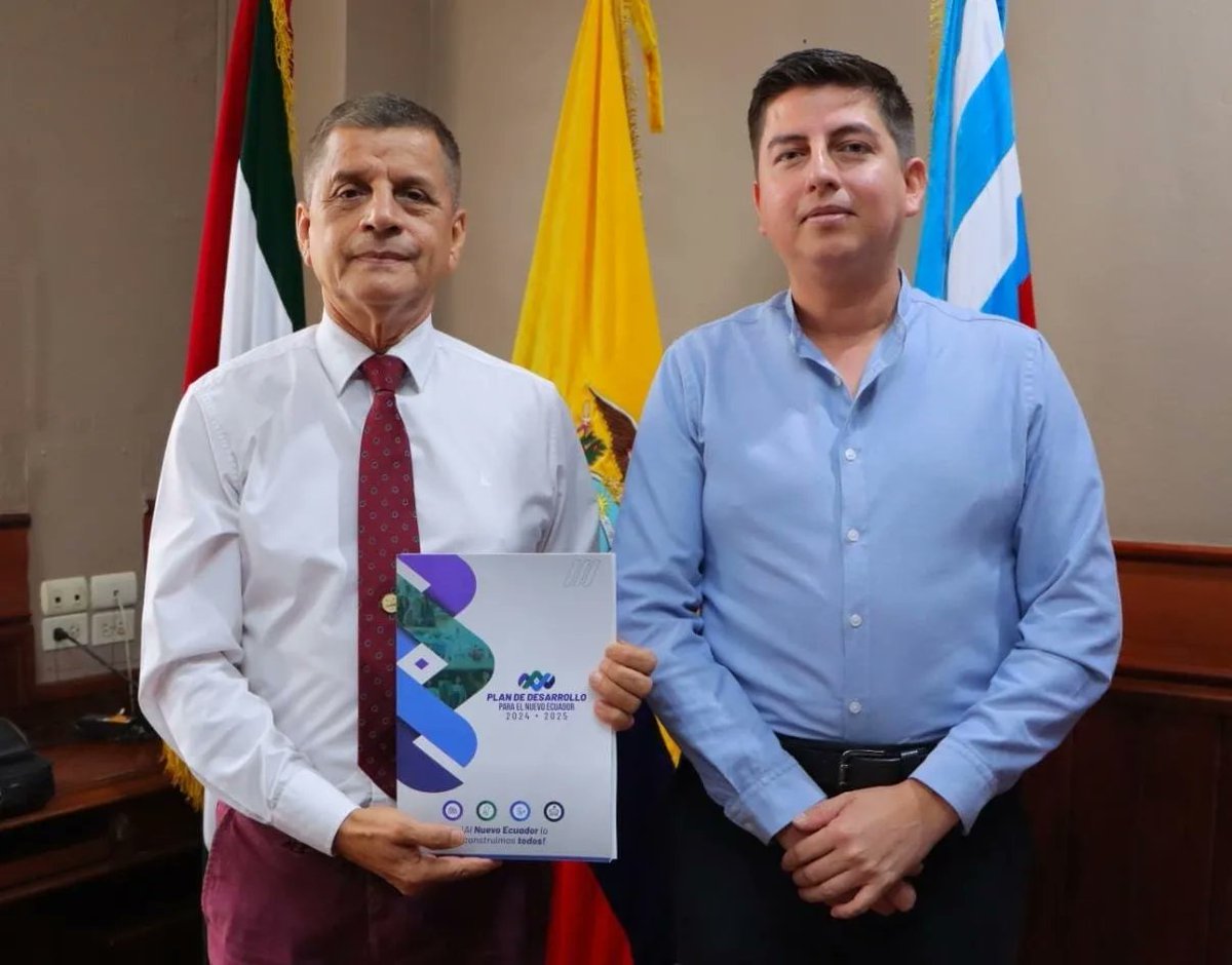 GoberManabi's tweet photo. Con el fin de conocer el trabajo efectuado desde las instituciones, el gobernador #RonaldMuñoz mantuvo un diálogo con el director Zonal 4 de Planificación, Pedro Guaña, quien le informó sobre los proyectos y herramientas territoriales enfocadas en el desarrollo de la provincia. https://t.co/yqfZXtIDeW