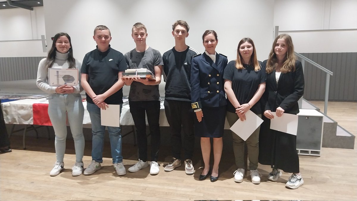 FiletPierre's tweet photo. Des prix individuels &amp; collectifs des @eleveslumiere au Concours National de la Résistance et de la Déportation remis en cette journée nationale.👏👏🙏aux éleves &amp; enseignants pour cette part prise au devoir de mémoire. @LumiereLycee @raboltfreder @lhgbesancon @DSDEN70 @Prefet70 https://t.co/NEFCtunOnW