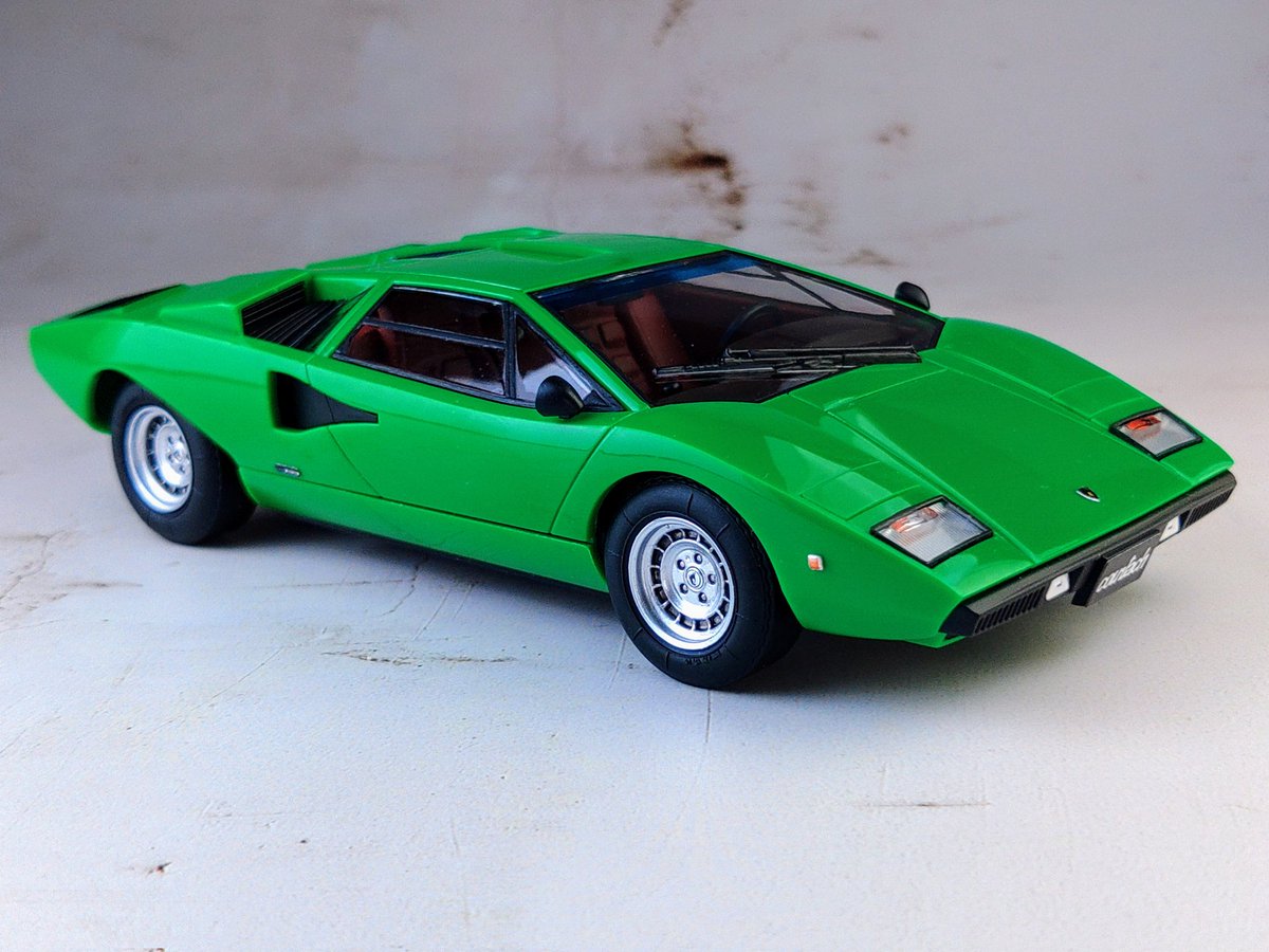 apUG0gTlEgDDaNv's tweet image. #2mgandini
#楽プラ
アオシマ1/32　
ランボルギーニ　カウンタックLP400

腰ブローして放置してましたが…やっと完成です。
ボディ本体は成型色のまま無塗装で、細部を塗ったり塗らなかったりのお手軽仕上げ。

↓続く