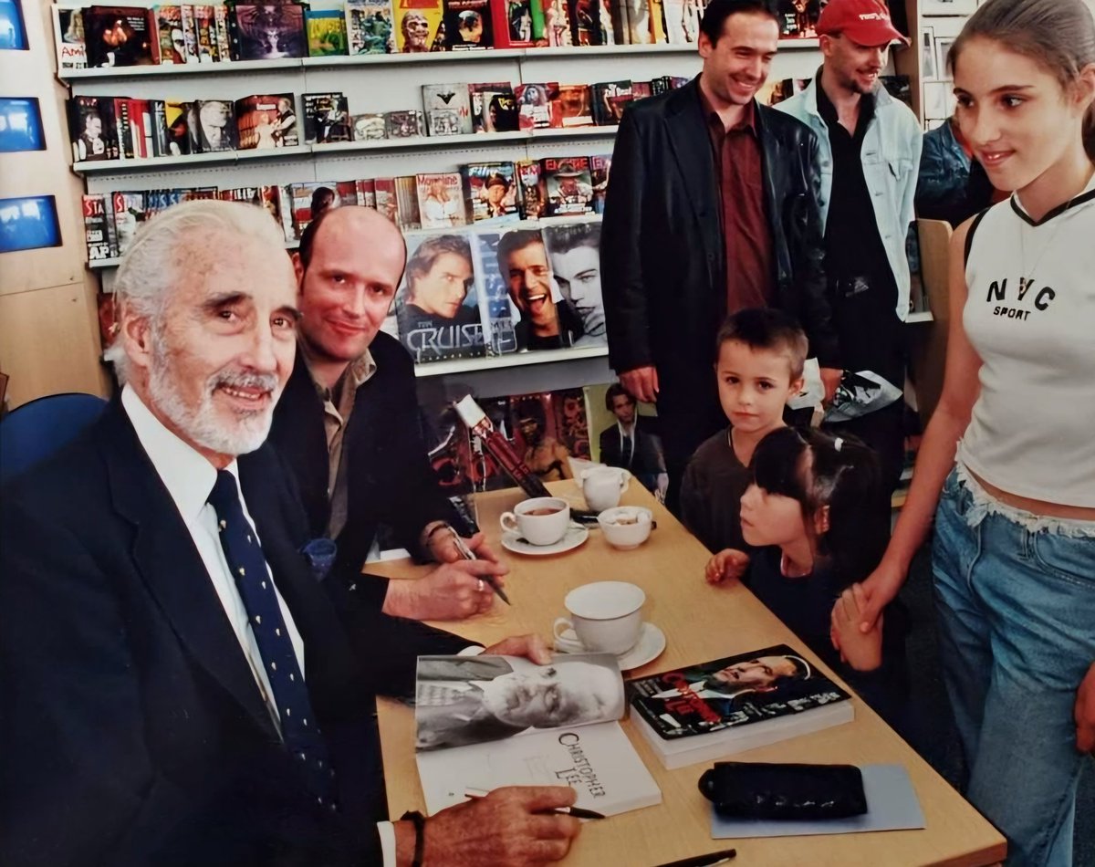 Today would have been Sir Christopher Lee's 102nd birthday.

I'm remembering the day I was lucky to have met my absolute favourite actor in the world. He spoke to me so nicely, and for a while too, im guessing he didn't have too many 14 year old fans 😂
An absolute gentleman