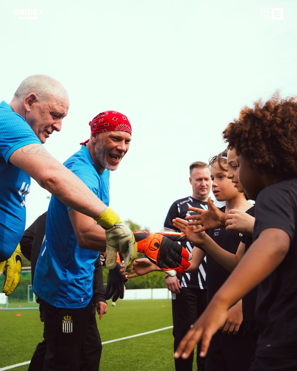 L’équipe @YounitedBelgium de Charleroi a eu l’honneur d’orchestrer un entraînement aux U9 de l’école des jeunes. Un beau moment de partage ! 🖤🤍 Retrouvez la vidéo exclusive sur la plateforme Eleven DAZN : dazn.com/fr-BE/home/Art… #RCSC #Charleroi #Unibet #Younited