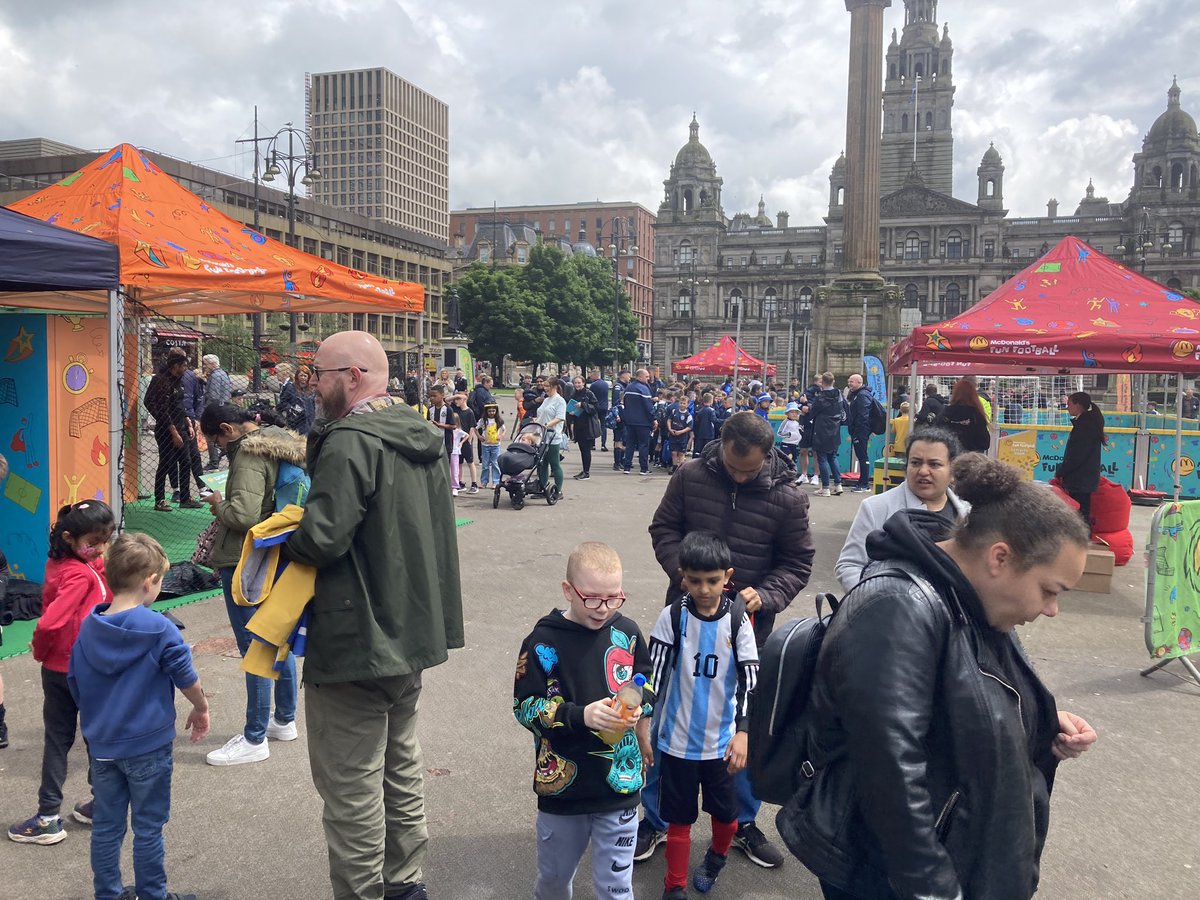 AHGilchrist's tweet image. What a brilliant day today in George Square with @FunFootballUK as part of our @ScottishFA #WeekOfFootball
Thanks to everyone who came along but also a big thanks to everyone who volunteered their time to make it happen!
#GetOutsideGetInvolved