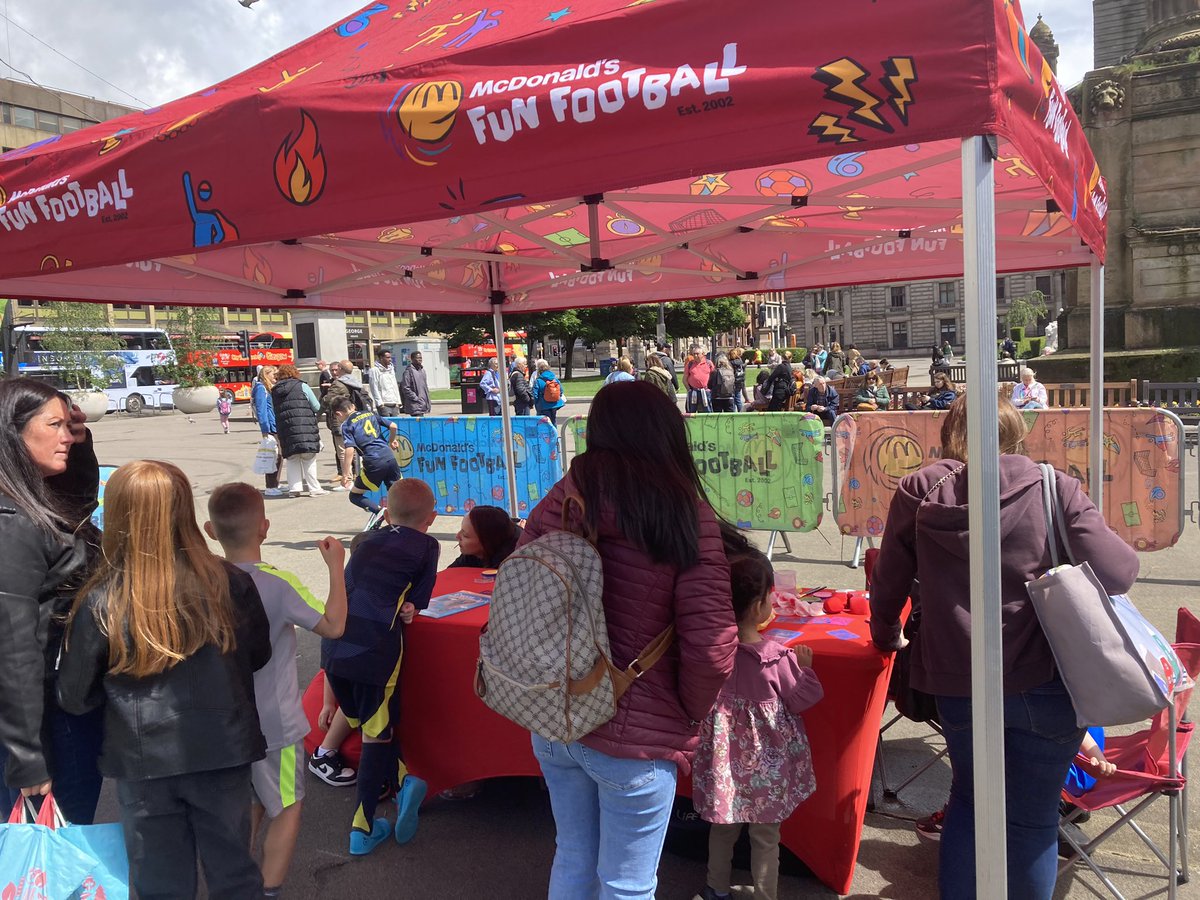 AHGilchrist's tweet image. What a brilliant day today in George Square with @FunFootballUK as part of our @ScottishFA #WeekOfFootball
Thanks to everyone who came along but also a big thanks to everyone who volunteered their time to make it happen!
#GetOutsideGetInvolved