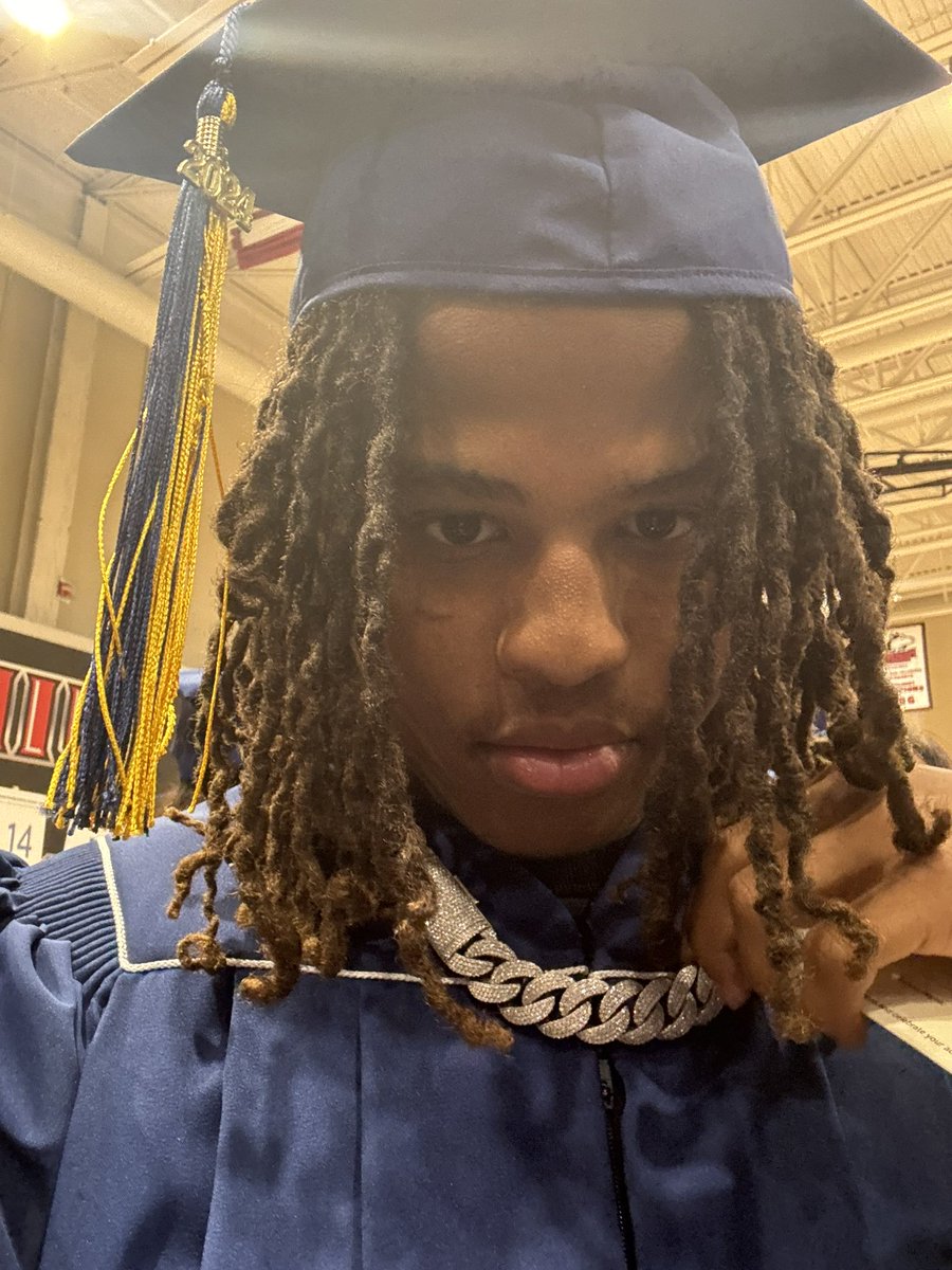 MrFaneto2x's tweet image. Congrats 🍾🎉 Son We Did It 🙏🏼 #2024Graduate 🫶🏼🦈