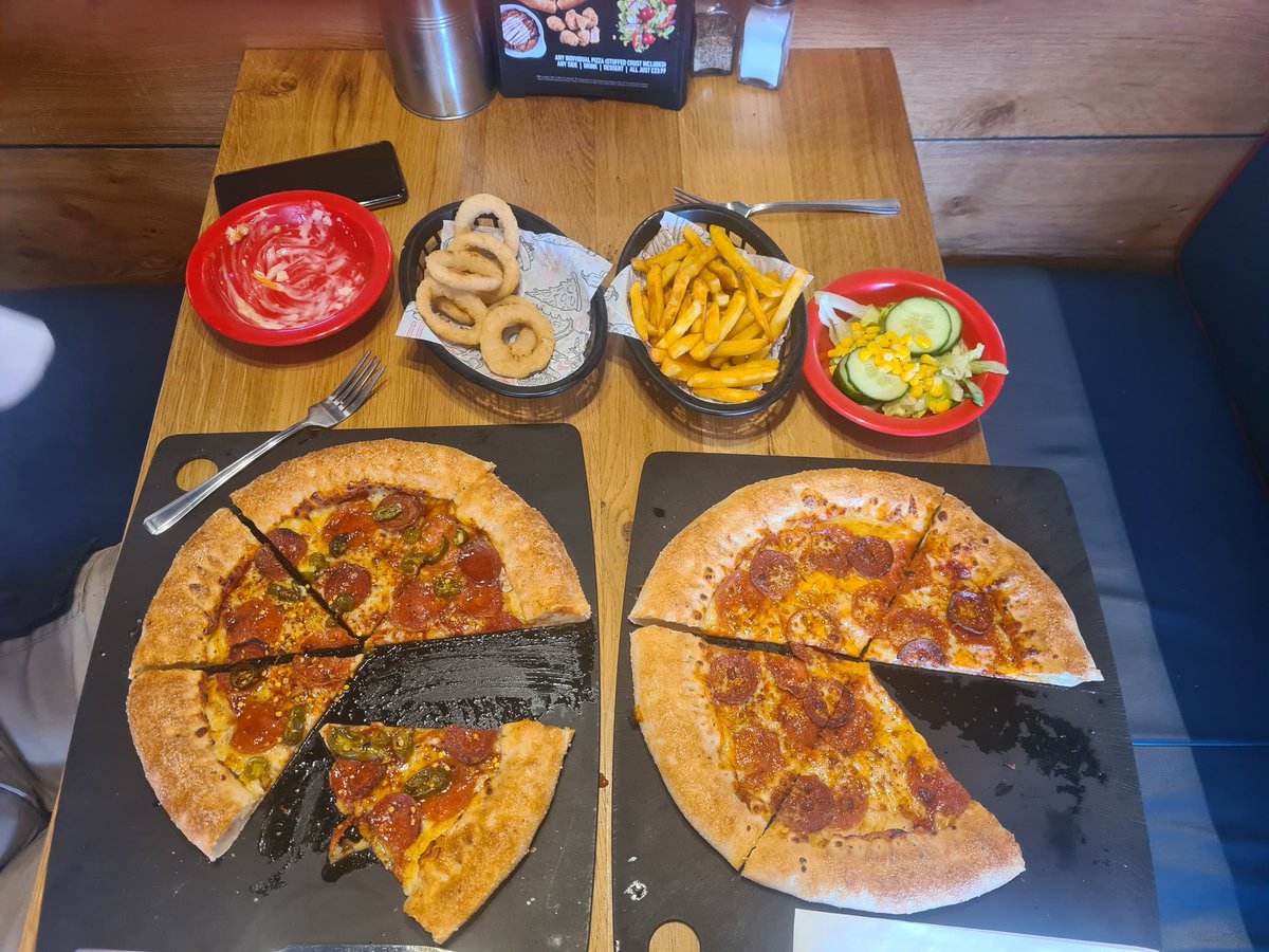 primrose116's tweet photo. @thackertron treated me to pizza after a long day at work. I'm so happy https://t.co/nPWTs6DIJu