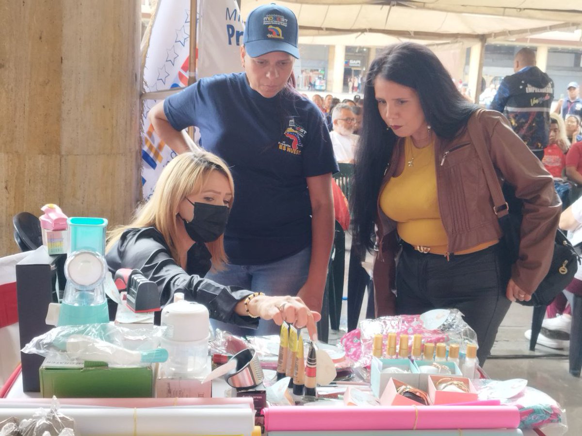 MinTrabajoVE's tweet photo. #EnFoto || Exhibición de Emprendedores, Trabajadores y Trabajadoras del #MPPPST acompañan #TribunaAntiimperialista desde los alrededores de la Plaza Caracas.
#LasCallesSonDelPueblo
@NicolasMaduro
@AlexisJCorredor https://t.co/2blQ2G8bNM