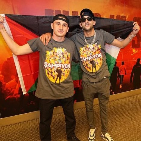 Kerem Aktürkoğlu ve Hakim Ziyech, Filistin bayrağıyla poz verdi.