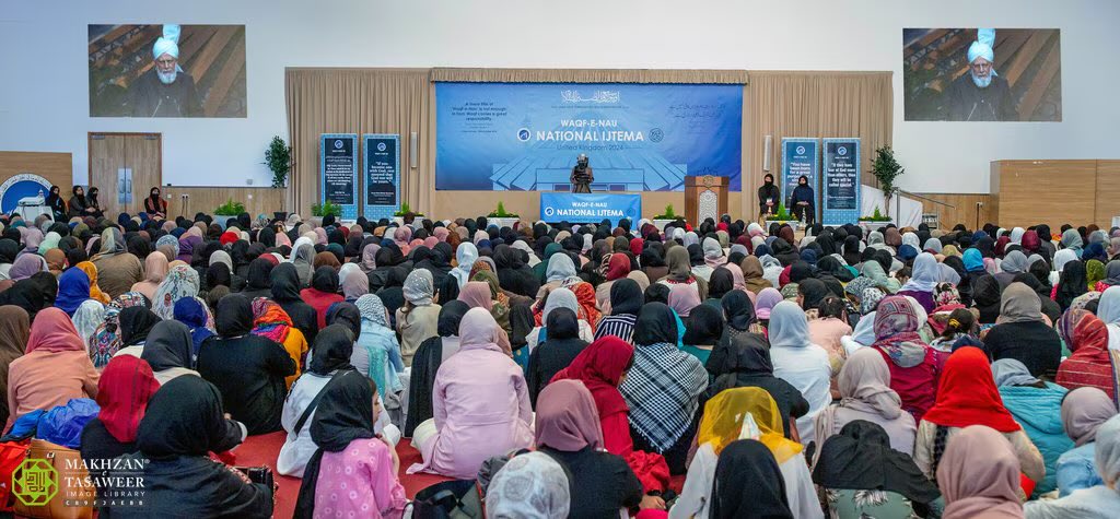pressahmadiyya's tweet photo. “𝗕𝗲 𝗖𝗼𝗻𝗳𝗶𝗱𝗲𝗻𝘁 𝗮𝗻𝗱 𝗣𝗿𝗼𝘂𝗱 𝗶𝗻 𝗪𝗵𝗼 𝗬𝗼𝘂 𝗔𝗿𝗲 𝗮𝗻𝗱 𝗪𝗵𝗮𝘁 𝗬𝗼𝘂 𝗥𝗲𝗽𝗿𝗲𝘀𝗲𝗻𝘁” – Head of Ahmadiyya Muslim Community Addresses Female Muslim Youth Event (Waqfat-E-Nau Ijtema) In London

🔗 https://t.co/UCNBrT3Mad https://t.co/HEJAywyzyM