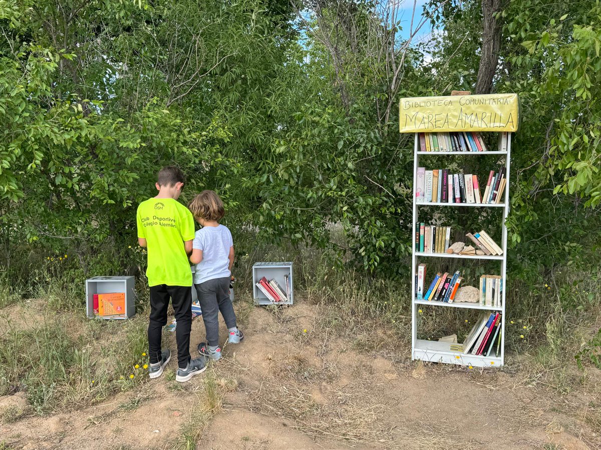 ColeMasCantonNO's tweet photo. @MADRID En #Montecarmelo también tenemos bancos para leer al aire libre siempre que quieras: 
👉 en la biblioteca #MareaAmarilla
👉 el de #UnBesoXMontecarmelo

Disfruta de este tesoro y ayúdanos para que @MADRID no lo sustituya x basura y camiones
#NoCantonesEntreColes
#TodoEstáEnMadrid https://t.co/zIrSELV7uh