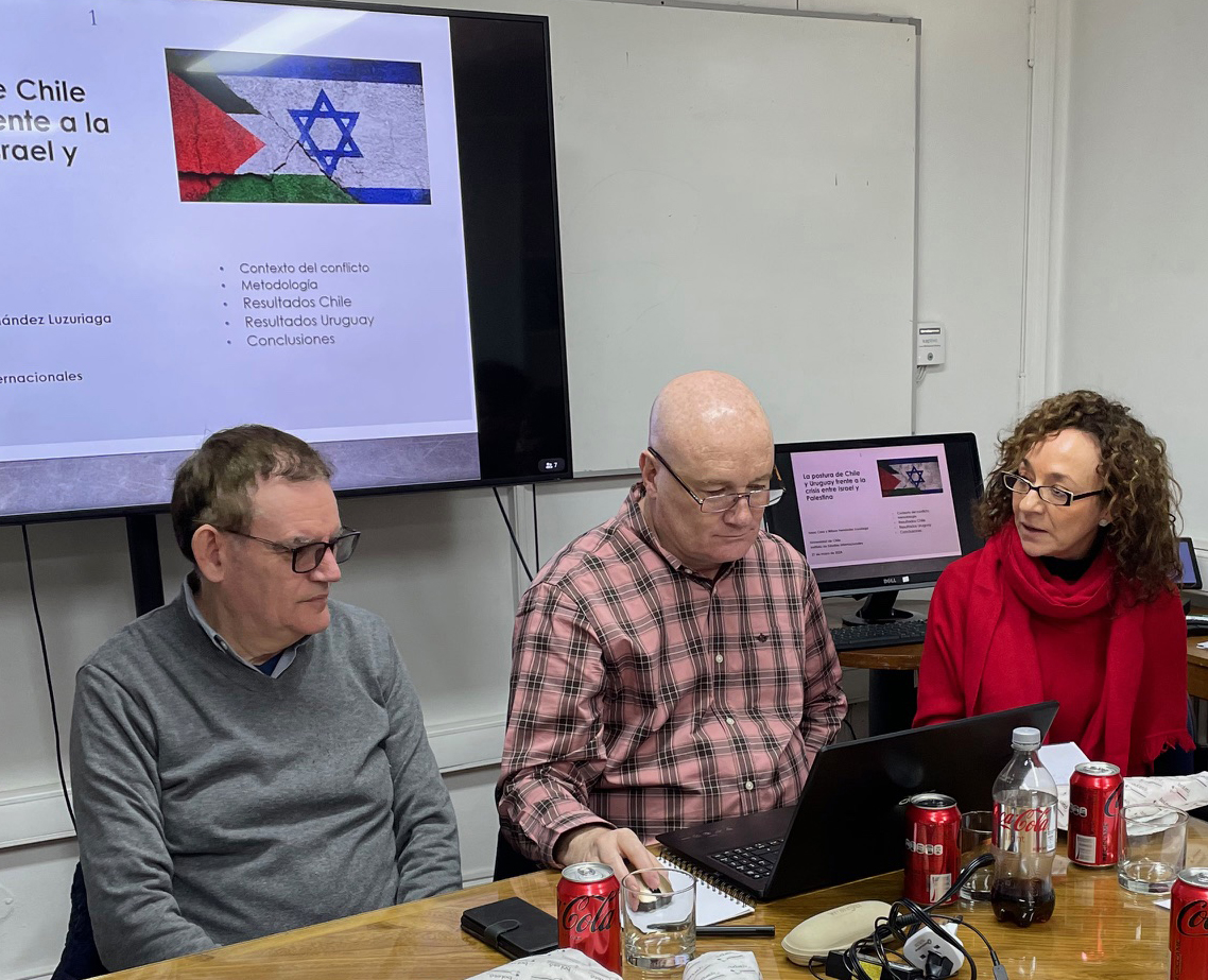 📌📌Los profesores Isaac Caro (<a href="/uahurtado/">Universidad Alberto Hurtado</a>) y Wilson Fernández (<a href="/Udelaruy/">Universidad de la República</a>) analizan, en el <a href="/ieiuchile/">IEI U. Chile</a>, la postura de Chile y Uruguay frente a conflicto Israel/Palestina, a partir de la interpretación de comunicados oficiales.
👉Síguelos en youtube.com/watch?v=FftJJj…