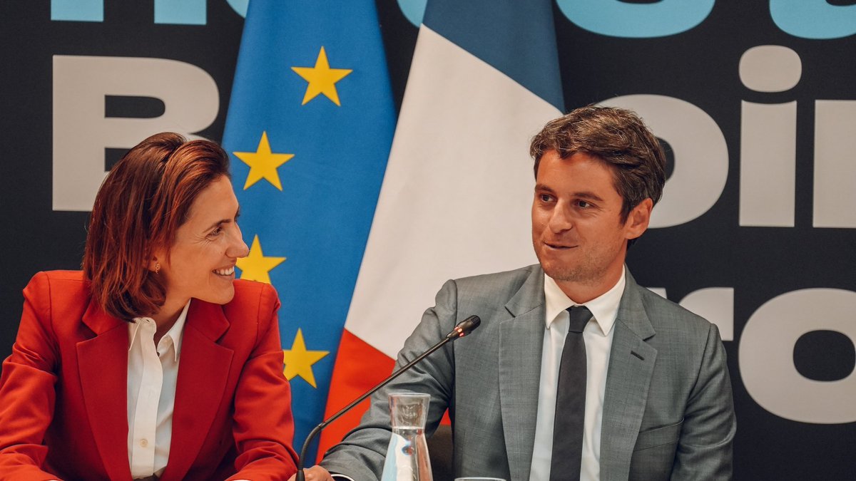ValerieHayer's tweet photo. Tous réunis ce soir pour la dernière ligne droite avec @GabrielAttal et notre majorité présidentielle !

Le 9 juin, faisons gagner le projet de l’action et de l’ambition 🇫🇷🇪🇺 au service des Français.

Un seul bulletin : @BesoindEurope ! https://t.co/nKz1CIXDZY