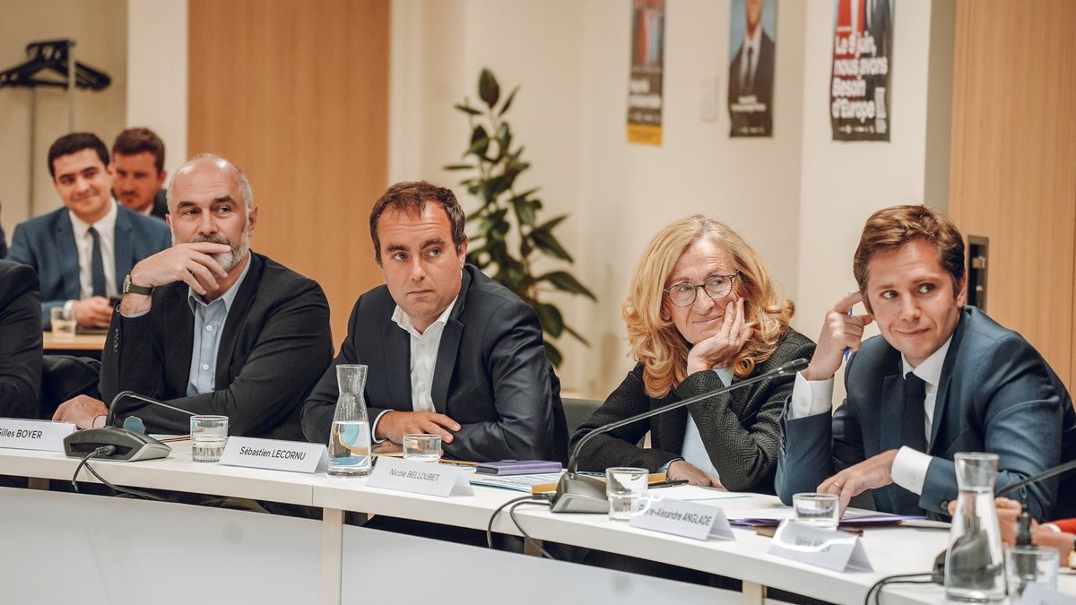 ValerieHayer's tweet photo. Tous réunis ce soir pour la dernière ligne droite avec @GabrielAttal et notre majorité présidentielle !

Le 9 juin, faisons gagner le projet de l’action et de l’ambition 🇫🇷🇪🇺 au service des Français.

Un seul bulletin : @BesoindEurope ! https://t.co/nKz1CIXDZY
