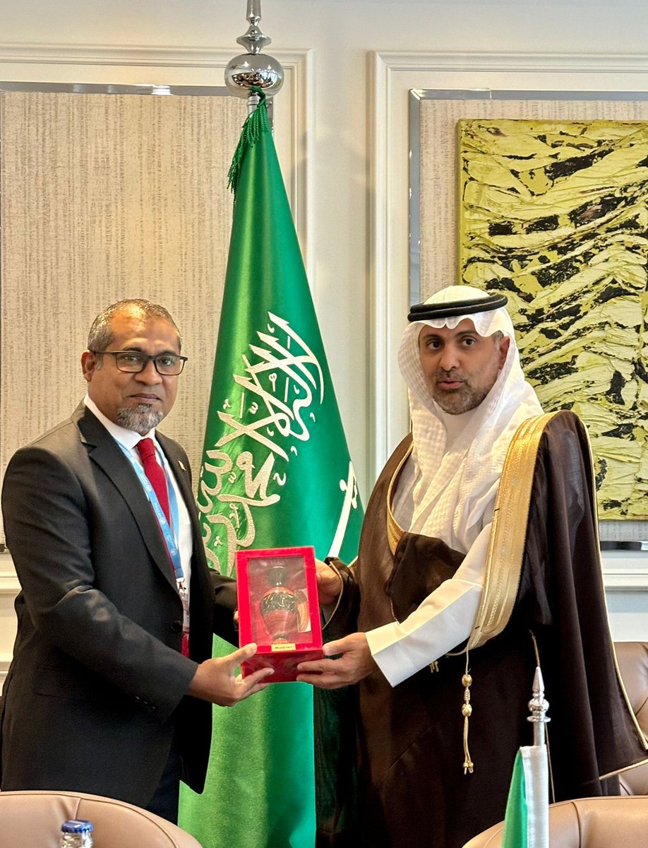 abkhaleel's tweet image. It was a pleasure meeting Saudi Health Minister @fahadaljalel on the sidelines of #WHA77. We discussed digital health, bone marrow transplants, and training for disability care. We look forward to working closely.