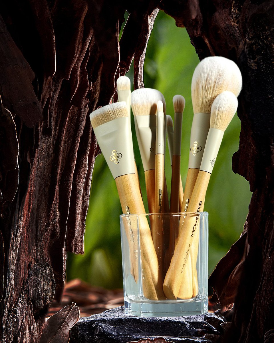 🟨🟨🟨Visible wooden handle, tree pattern, and light color bristles.🌲🌲🌲
Brushes: 10 pcs Original Series.
Get inspired with @eigshowbeauty✨✨
#Eigshowbrushes #Eigshowbeauty #Makeup #Beautytips#MakeupBrushes #ProfessionalMakeup #comestic #makeupartist #Dream #Night