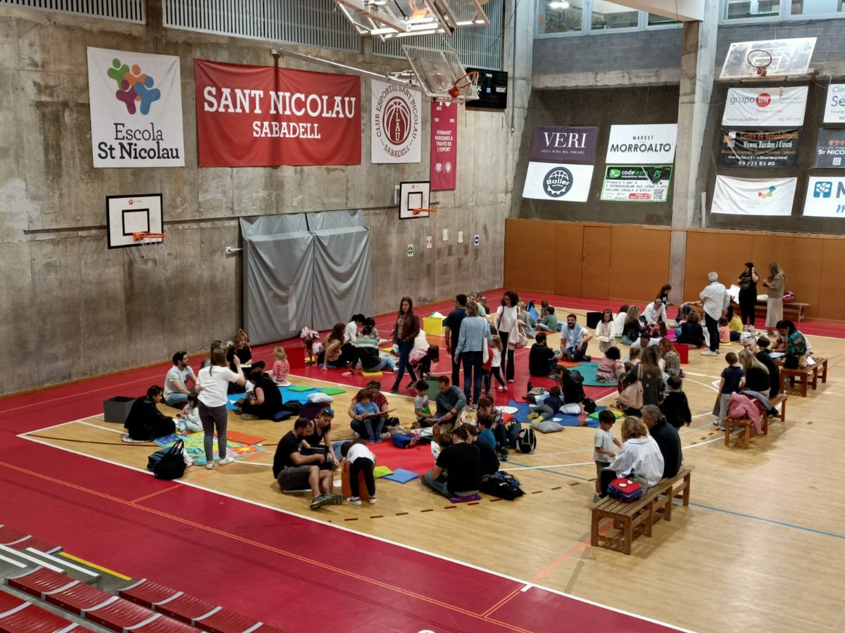 SantNicolau's tweet photo. Tarda de contes en família amb els infants d'#I4SN. Divendres vam transformar el pavelló de l'escola en un mar de llibres i coixins, on vam gaudir d'una estona  tots plegats mirant contes i àlbums il·lustrats.

#SantNicolau #EscolaLaica #EducacióInfantil #escola #Sabadell https://t.co/EgnTHrNCw0