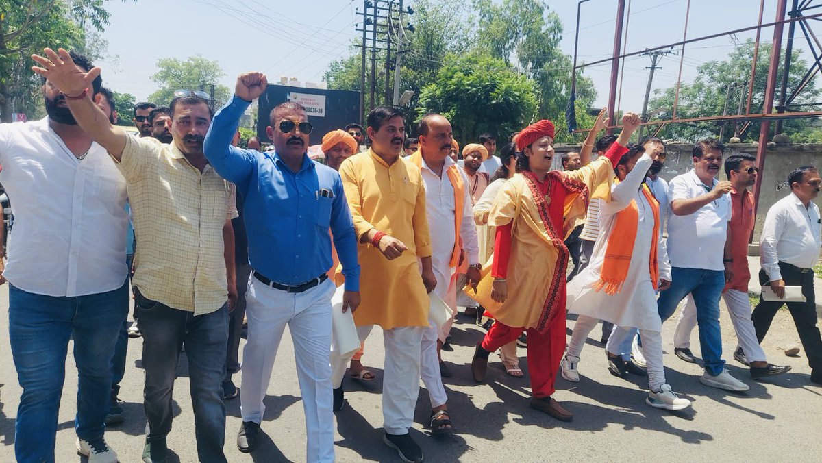 To stop cow smuggling & slaughter to get the cow smugglers jailed or punished, Gau Dham Charitable Trust organized a protest outside the DC office today in which the administrator was challenged to take this action as soon as possible and the cow smugglers should be rescued.