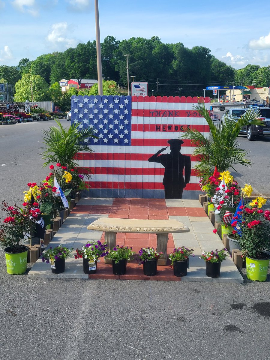 Lowes of Summersville honoring those who had made the ultimate sacrifice for our country  🇺🇸 <a href="/BenitoKomadina/">Benito.Komadina@Lowes</a> <a href="/JBBailey9/">JBBailey</a> <a href="/BlueBoxR1/">@BlueBoxR1</a>