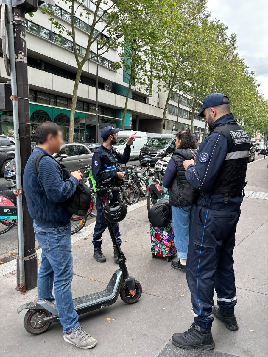 #PoliceMunicipaleMobilisée | A «#Paris13 pour faire respecter le Code de la Rue : 
➡️ verbalisation du non-respect de la priorité piétonne aux feux par les cyclistes et les trottinettes 
➡️ verbalisation des véhicules ne respectant pas les traversées piétonnes et les sas vélos