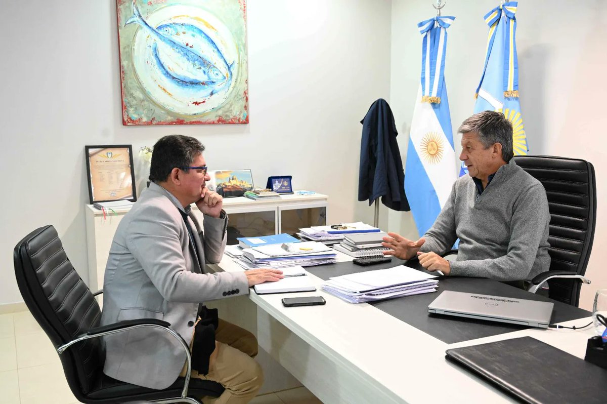 gustamenna's tweet photo. Mantuvimos hoy #lunes en la @LegisdelChubut una reunión de trabajo con el intendente de #RíoSenguer, Miguel Mongilardi, con quien trabajamos de manera conjunta para respaldar la gestión local con iniciativas parlamentarias. 

Conversamos sobre varios aspectos que hacen a la localidad y a su crecimiento, con el objetivo de mejorar la calidad de vida de sus habitantes.

#Chubut