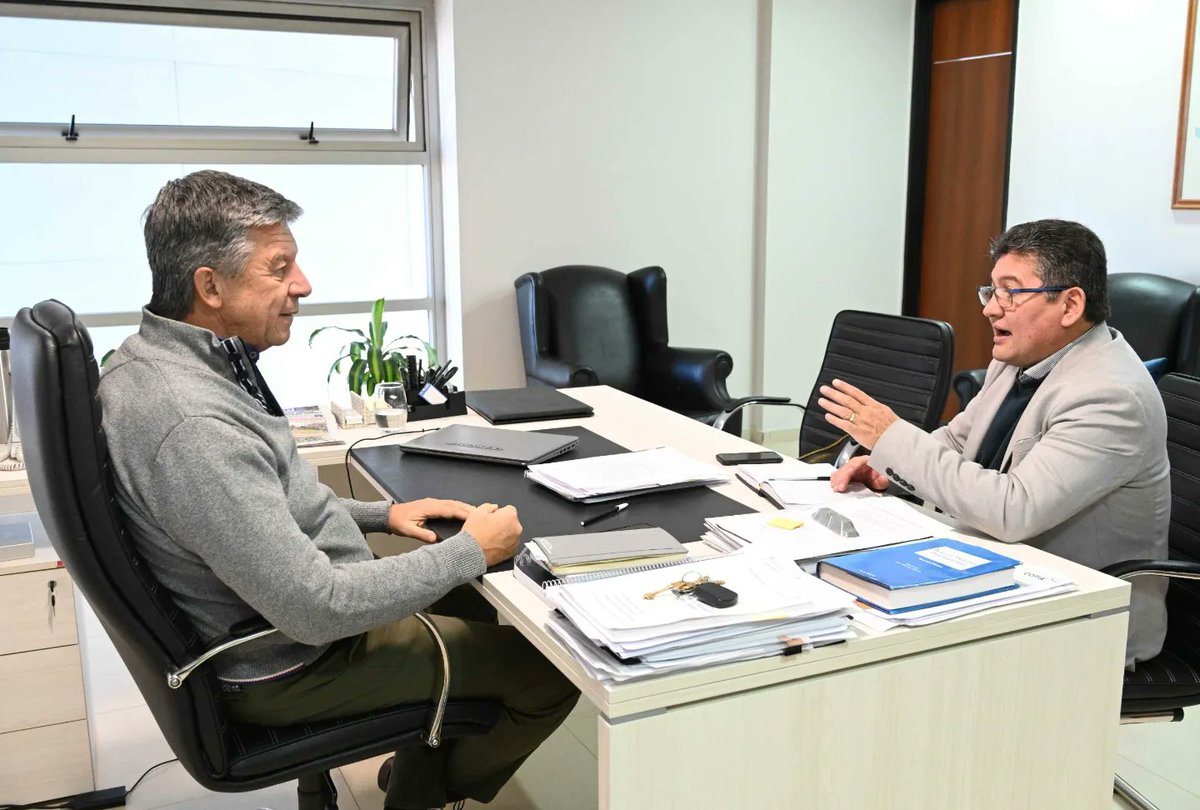 gustamenna's tweet photo. Mantuvimos hoy #lunes en la @LegisdelChubut una reunión de trabajo con el intendente de #RíoSenguer, Miguel Mongilardi, con quien trabajamos de manera conjunta para respaldar la gestión local con iniciativas parlamentarias. 

Conversamos sobre varios aspectos que hacen a la localidad y a su crecimiento, con el objetivo de mejorar la calidad de vida de sus habitantes.

#Chubut