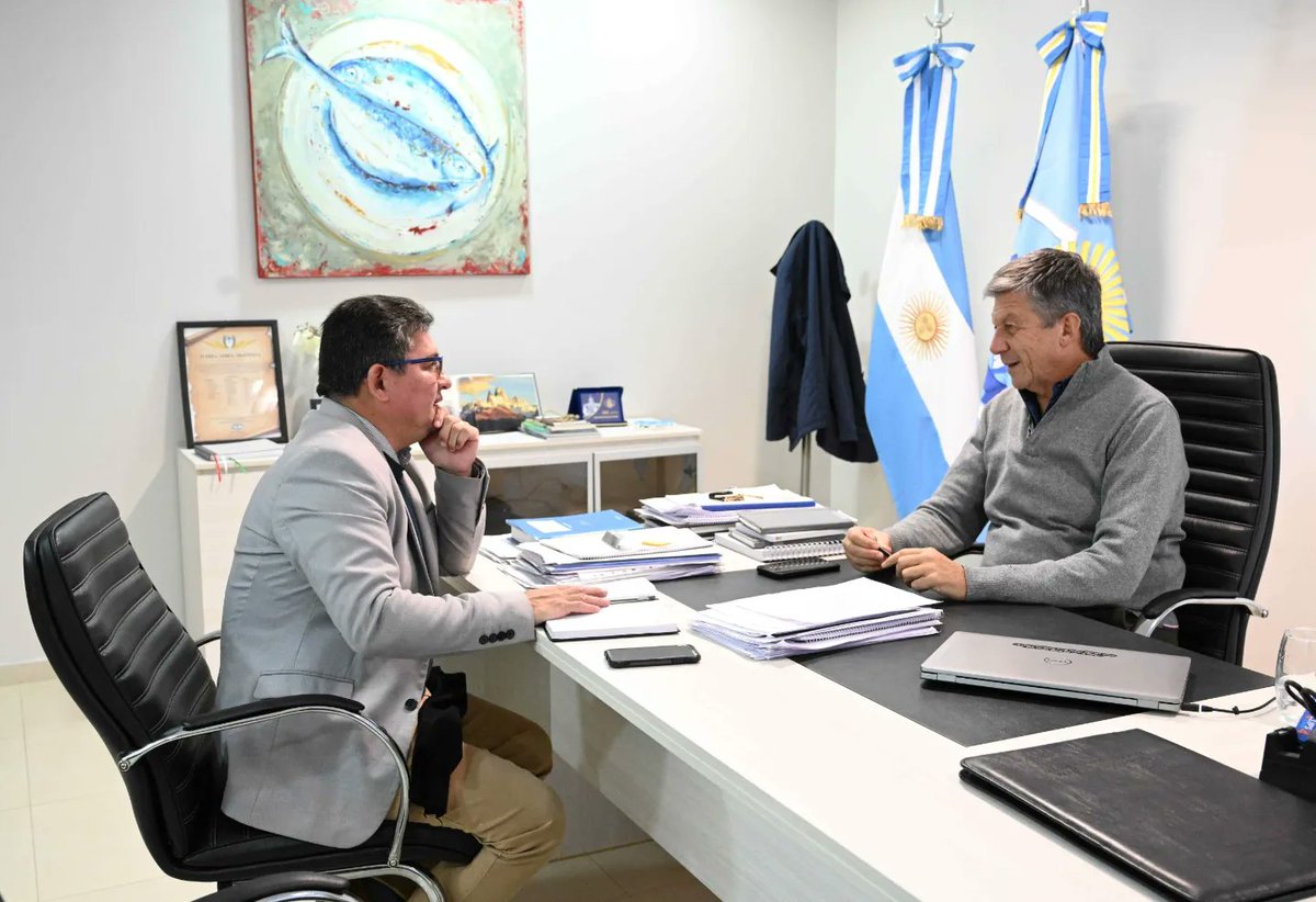 gustamenna's tweet photo. Mantuvimos hoy #lunes en la @LegisdelChubut una reunión de trabajo con el intendente de #RíoSenguer, Miguel Mongilardi, con quien trabajamos de manera conjunta para respaldar la gestión local con iniciativas parlamentarias. 

Conversamos sobre varios aspectos que hacen a la localidad y a su crecimiento, con el objetivo de mejorar la calidad de vida de sus habitantes.

#Chubut