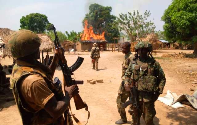 fridolinngoulou's tweet photo. La ville de #Mboki, à l'est de la #Centrafrique, libérée le 25 mai dernier par les forces armées centrafricaines, les russes et la milice locale Azande Ani Kpi Gbè (AAKG).
Mboki a été longtemps occupée par les rebelles de l'UPC de Ali Darass.
Selon des sources locales, la Milice AAKG a été formée ces derniers mois par des instructeurs russes avant de lancer cet assaut.
📷Illustrations