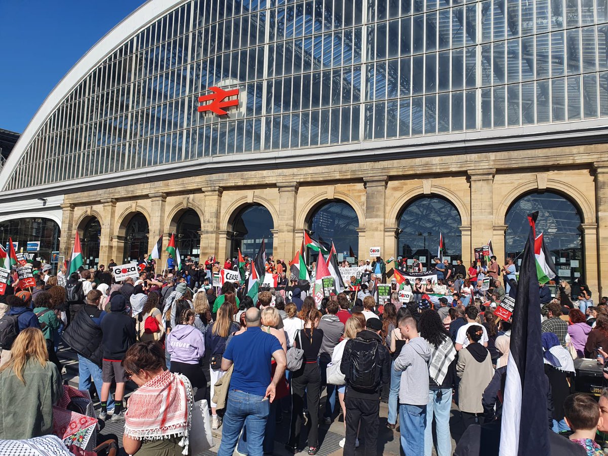 FOTO: Manifestantes anti-genocídio também estão protestando agora na Estação Central de Liverpool, na Inglaterra