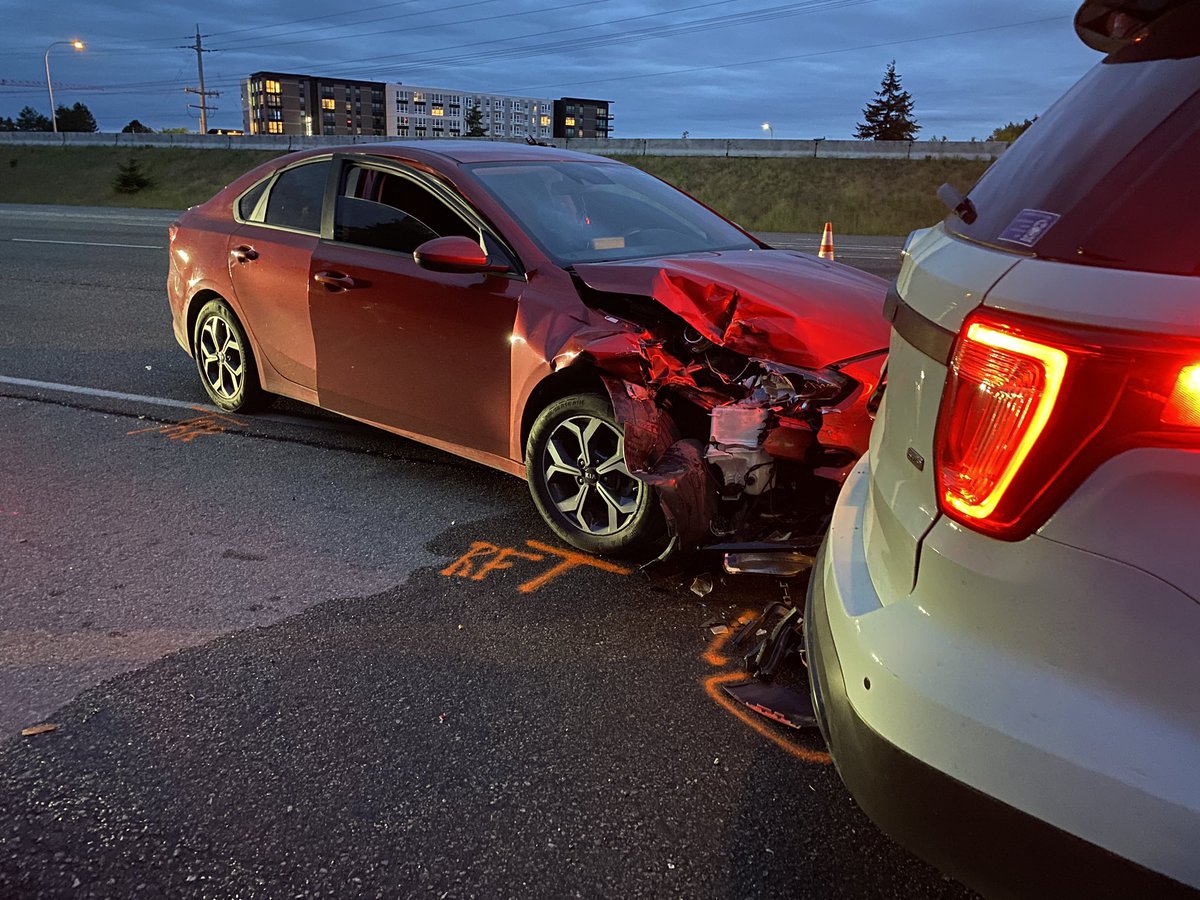 In less than 24 hours, two troopers in Snohomish County were struck by suspected impaired drivers. Both troopers were parked and safely off the roadway when they were struck. One trooper sustained minor injuries. Both drivers were booked into jail for DUI. #YourWSP 

AC