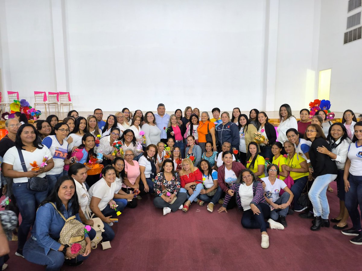 guaricoeduca's tweet photo. ¡Seguimos festejando!

Madres del sector educativo del municipio Roscio, recibieron agasajo por su día. 
El acto tuvo lugar en el Teatro Simón Bolívar de dicha localidad, dónde disfrutaron entre actividades culturales, rifas y premios sorpresas.

#LasCallesSonDelPueblo https://t.co/wBl0b6OvEU