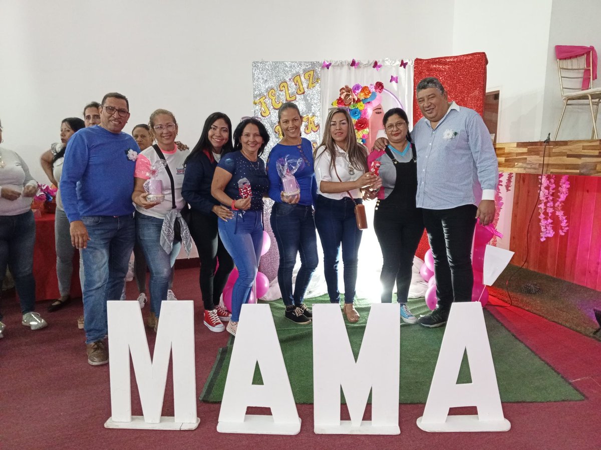 guaricoeduca's tweet photo. ¡Seguimos festejando!

Madres del sector educativo del municipio Roscio, recibieron agasajo por su día. 
El acto tuvo lugar en el Teatro Simón Bolívar de dicha localidad, dónde disfrutaron entre actividades culturales, rifas y premios sorpresas.

#LasCallesSonDelPueblo https://t.co/wBl0b6OvEU