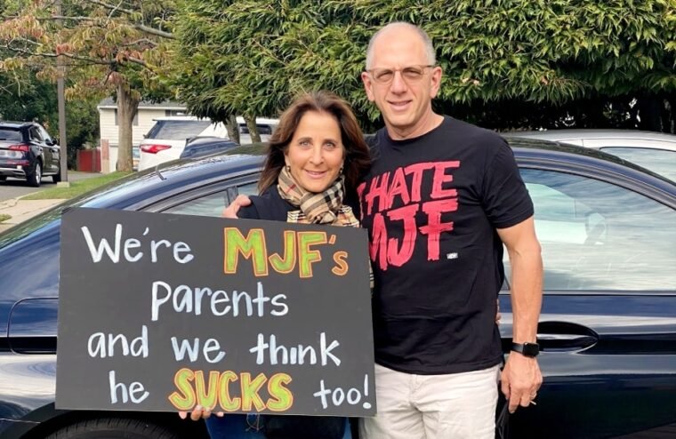 The wrestling family that kayfabes together stays together
