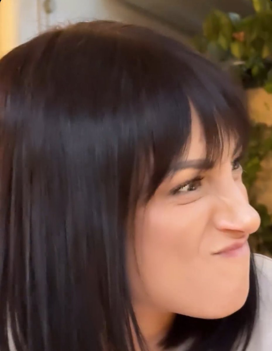 mimibrunetti23's tweet photo. leti petris ha deciso nuovamente di essere un memee 😂😂 #perletti @LetiziaPetris https://t.co/wgY94cJYRM