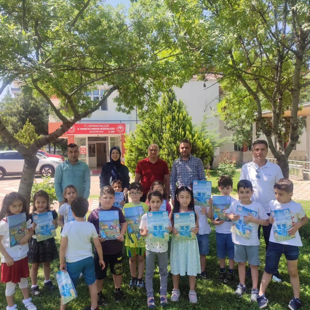 Batmancamlitepe's tweet photo. Okullarda orman projesi kapsamında  Batman İl Tarım ve Orman Müdürlüğü'nü ziyaret ettiler.Çalışmaları yerinde gözlemlediler ve Batman tarım  kültürü üzerine yeni bilgiler öğrendiler.Kendilerine misafirperverlikleri için teşekkür ederiz..🙏🏻💐 @tcmeb @BatmanilMEM @Batman_mem_arge https://t.co/8O7hc2NwDd