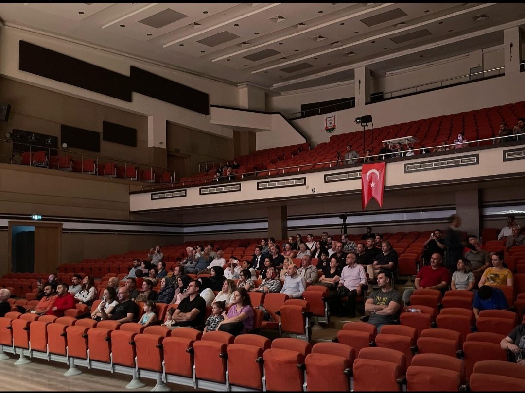 Urfada1Gun's tweet photo. Urfa da festivale ilgi yok, koordine yok, bir dünya reklam parasına rağmen, urfalı sanatçı nedim Karadağ ve  aşık sefai konseri. Salon bomboş maksat yapıldı. Yazık
@ferhatozer36 @acanbeyli @yarenhoca63 @mehmeteminkus @mdemir__ https://t.co/HOgBziorNC