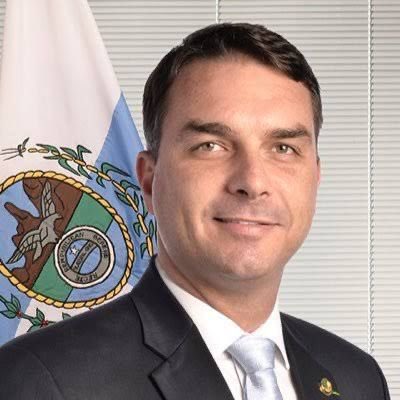 updatecharts's tweet image. MEU DEUS! O Senado discute uma PEC relatada por Flávio Bolsonaro que tem como objetivo PRIVATIZAR praias públicas do Brasil.