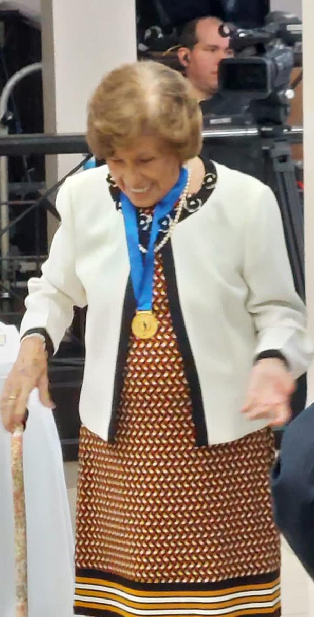 Aura Emérita Guerra de Villalaz. Toda una vida plena al servicio de la Justicia y el Derecho. Abnegada madre, hija y Abuela consagrada a los mas puros valores cristianos. Vive para siempre en sus obraa y ejecutorias.