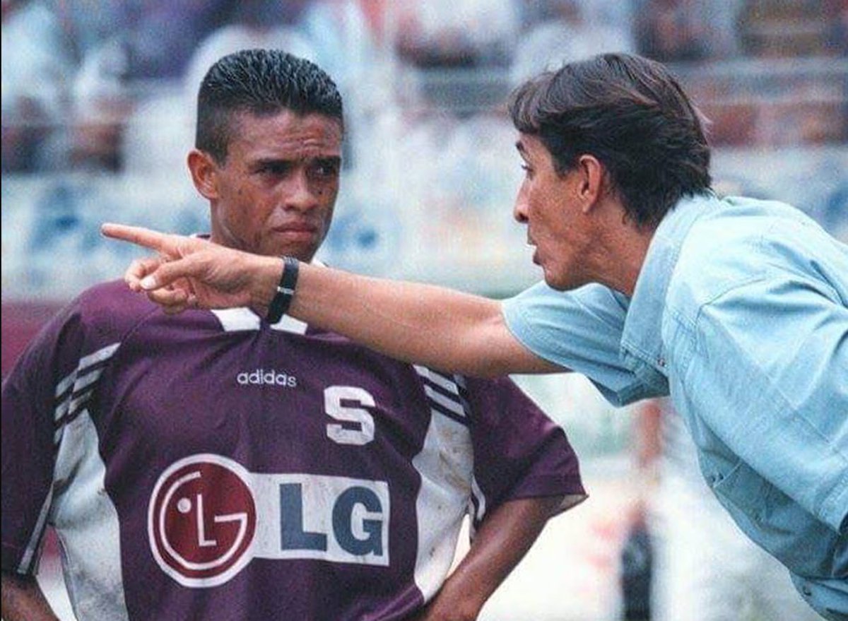 En esta imagen podemos ver al técnico de Alajuelense y al técnico de Herediano 🧬