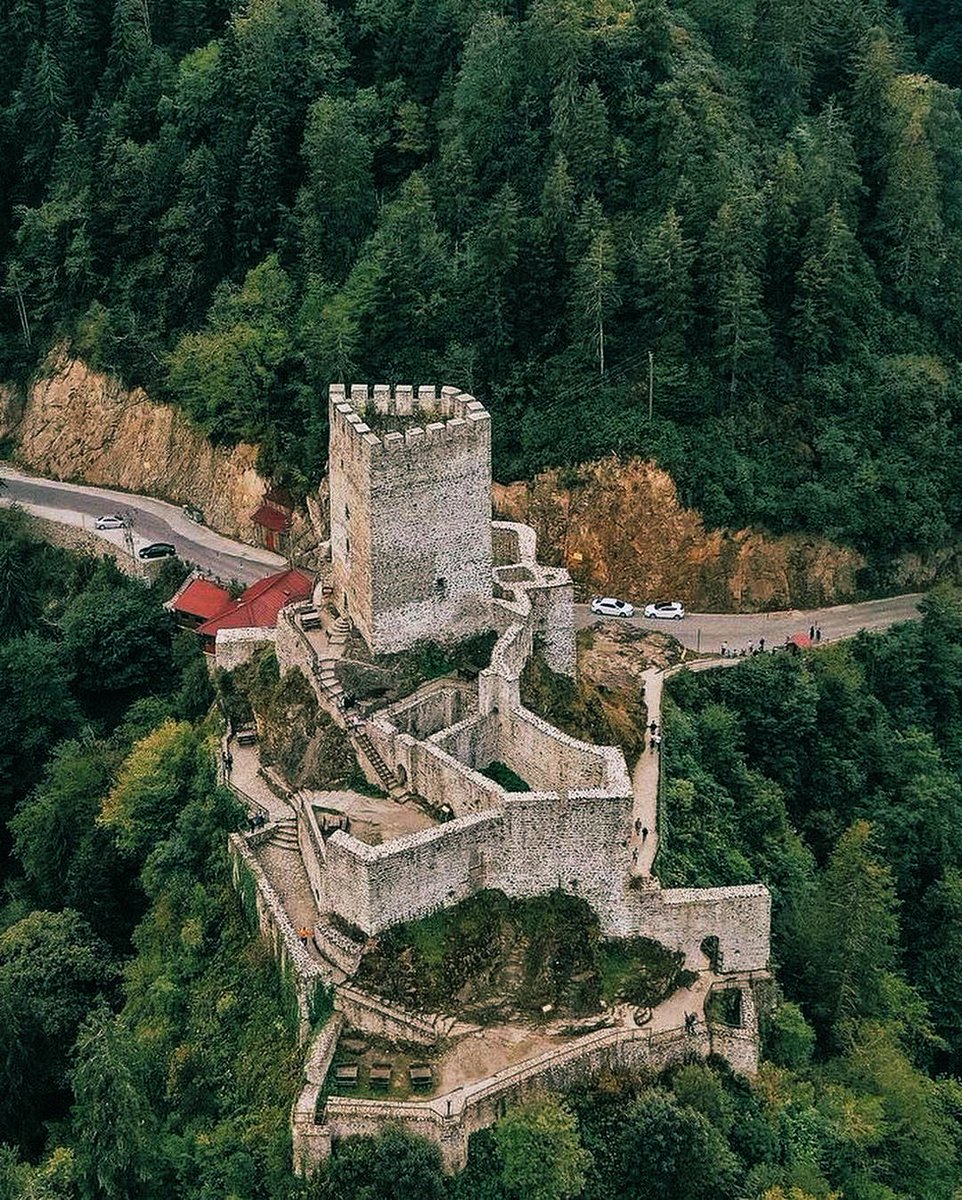 14. veya 15. yüzyılda inşa edilen 1800'lü yılların sonuna kadar kullanılan bir kale “Zilkale”. 🏛️Çamlıhemşin, Rize.