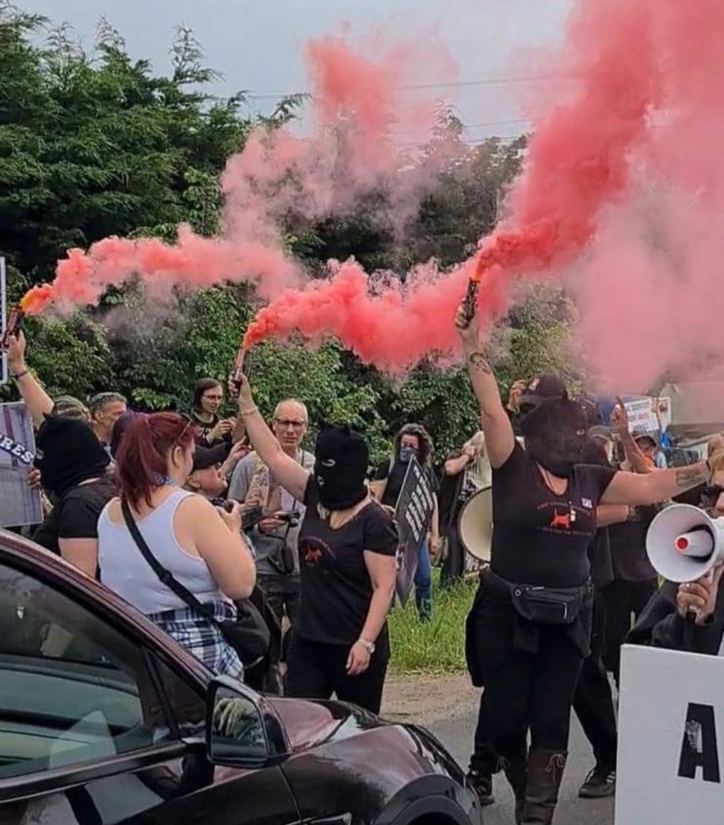 ELUncaged23's tweet photo. We made it to Operation 1000. Amazing turnout. We will never give up. @ukhomeoffice @RishiSunak @CambsCops we will never give up and will keep returning until this horrid place closes down #animalabuse #itsnotscienceitsviolence #freethembrbeagles #shutdownmbr https://t.co/5L3TuhZUHc
