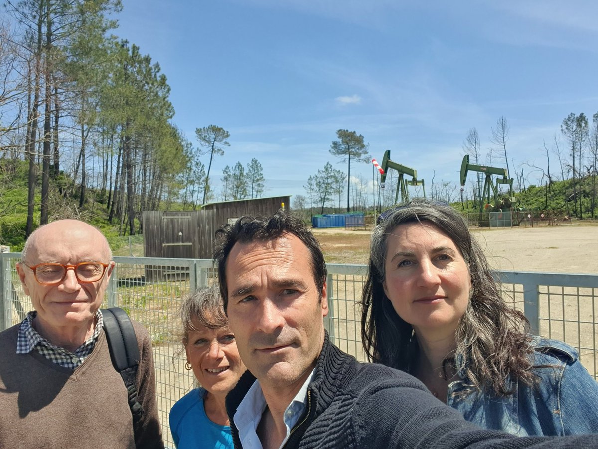 Échange avec Anna Duparnay-Grununberg, euro députée allemande, à proximité des puits de pétrol Vermilion pour évoquer le cynisme du projet de 8 nouveaux forages au milieu de la forêt usagère de #LaTestedeBuch victime des mégas incendies de l'été 2022