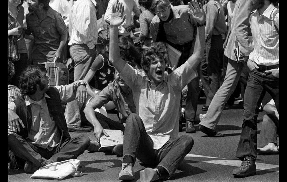 I feel like more people need to see this photo of Bill Walton at UCLA protesting the Vietnam War. He also wanted to send a letter telling Nixon to resign, which made John Wooden mad at him. (Photo Credit: Joe Kennedy/@LATimes)