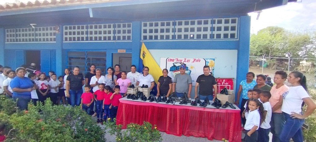 #DebesSaber📢 Más de 200 niños y niñas del municipio el Socorro reciben zapatos en la escuela Bolivariana Jorge Luis Pinto

Más información ⬇️
👁️‍ tinyurl.com/256wwpe2

#Guárico
#LasCallesSonDelPueblo
#GuáricoProduce