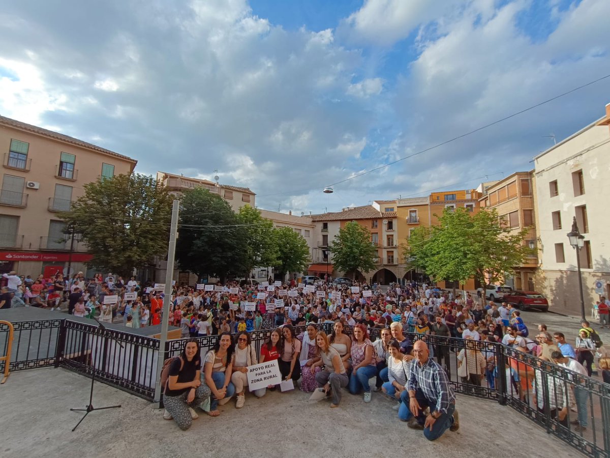 Hoy hemos estado #Caspe defendiendo la #EducacionPublica. 
Somos la población de todo Aragón que más crece en población y ya no caben los alumnos ni en el colegio ni en el instituto.
Desde #Existe defendemos que lleguen los recursos a las zonas menos pobladas. @Existecoalicion