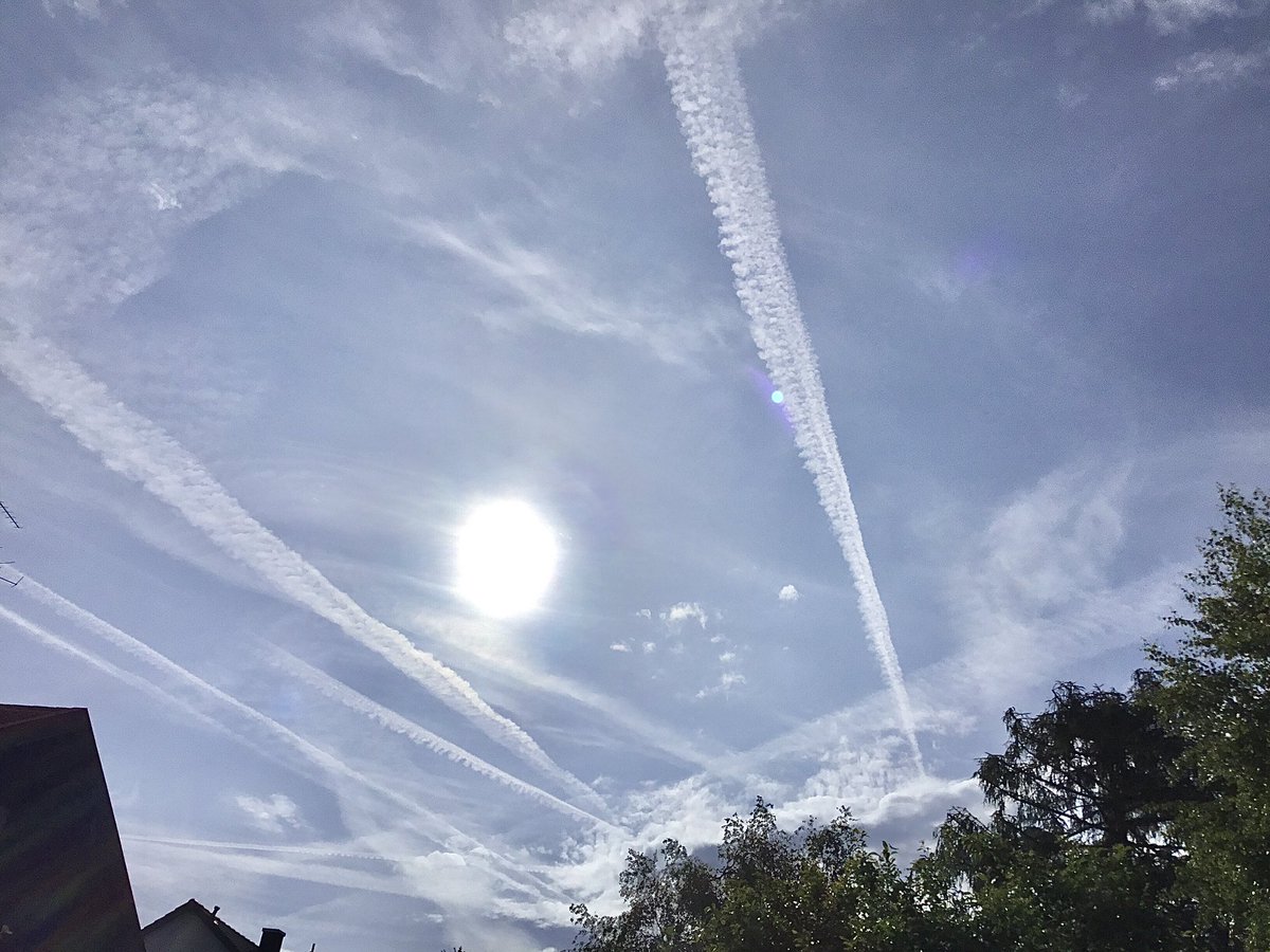 Der morgendliche Münchner Himmel🤢
Das sind nur  harmlose Kondensstreifen😊
Geoengineering zur Wettermanipulation findet nicht statt und die gesamte Biosphäre wird nicht mit toxischen Nanopartikeln vergiftet! Das sind nur Fake News!
Und der darauffolgenden Regen ist Klimawandel😊