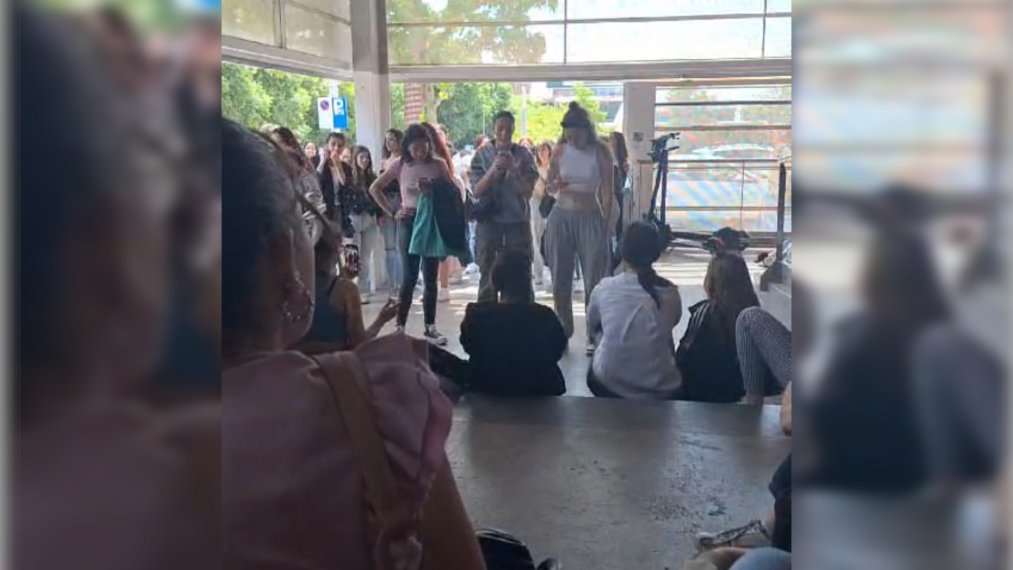 📢| Alumnes de l'<a href="/IMontserratRoig/">INS Montserrat Roig</a> denuncien l’assetjament del conserge 

🗣️▶️Dues de les estudiants ens exposen el cas terrassadigital.cat/alumnes-de-lin… #Terrassa