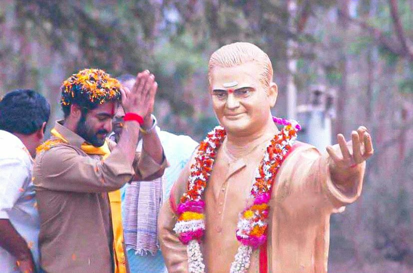 NarasimhaNTR_'s tweet photo. సమాజమే దేవాలయం
ప్రజలే మన దేవుళ్ళు...NTR🙏
#JoharNTR #NTR2NTR
#100YearsOfNTR
#NTRLivesOn https://t.co/hQX9Bixgn8