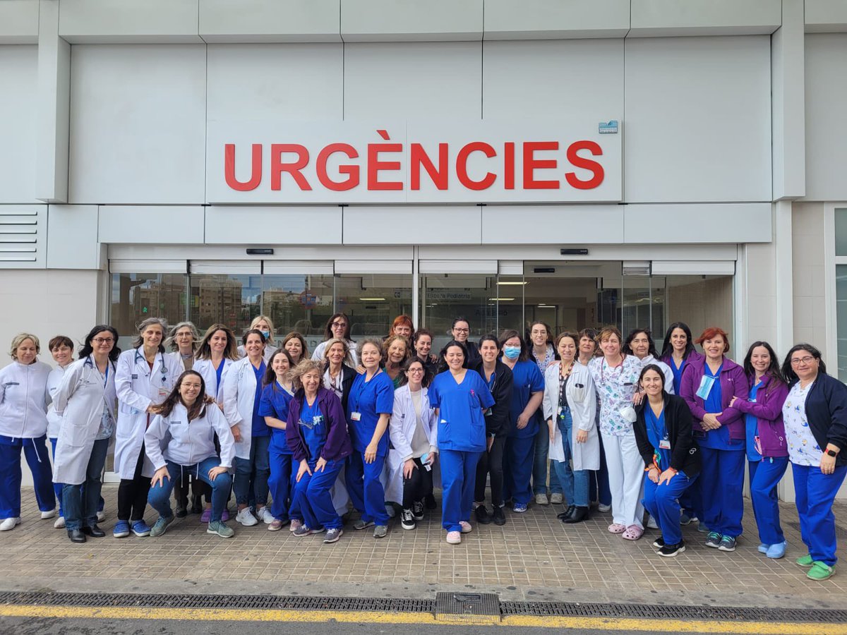 UrgenciasV's tweet photo. #medicina #enfermeria #TES todos formamos un gran equipo. En la foto solamente una parte de las personas que hacen posible nuestro trabajo en Urgencias. Entre todos lo hacemos posible 24/7
#diamundialdeurgenciasyemergencias #OrgullodeUrgenciólogo #27M #codigovida
@GVAclinic https://t.co/34GigitZoZ